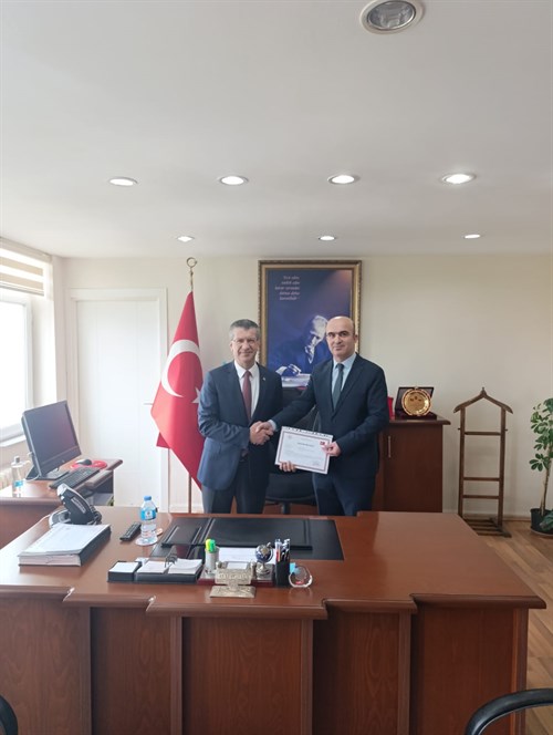 Kaymakam Tamer ORHAN Vergi Dairesi Müdür ve Personellerine Başarı Belgesi Verdi.