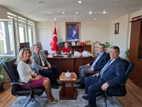 23 Nisan Ulusal Egemenlik ve Çocuk Bayramı Etkinlikleri Kapsamında Öğrencimiz Efe KURAN Kaymakam Tamer ORHAN'ı Ziyaret Etti.