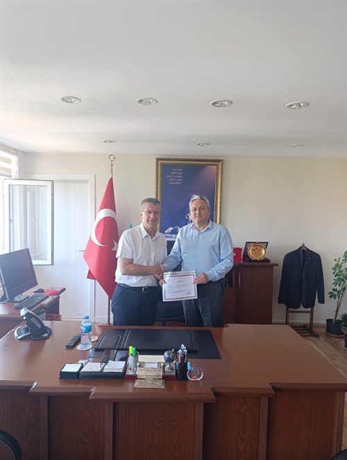 Kaymakam Tamer ORHAN Kamu Kurumlarında Görevli Personellere Başarı Belgesi Verdi.